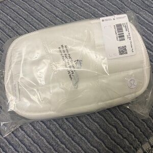 Lululemon everywhere belt bag “wunder puff” white NWT